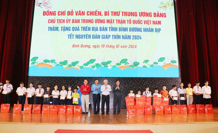 Chủ tịch Ủy ban Trung ương MTTQ Việt Nam tặng quà Tết tại Bình Dương- Ảnh 1. Chủ tịch Ủy ban Trung ương MTTQ Việt Nam tặng quà Tết tại Bình Dương- Ảnh 1.