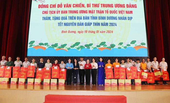 Chủ tịch Ủy ban Trung ương MTTQ Việt Nam tặng quà Tết tại Bình Dương- Ảnh 2. Chủ tịch Ủy ban Trung ương MTTQ Việt Nam tặng quà Tết tại Bình Dương- Ảnh 2.