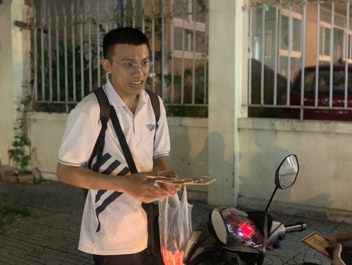 Sinh viên bán bao lì xì, kiếm tiền đóng học phí- Ảnh 1. Sinh viên bán bao lì xì, kiếm tiền đóng học phí- Ảnh 1.