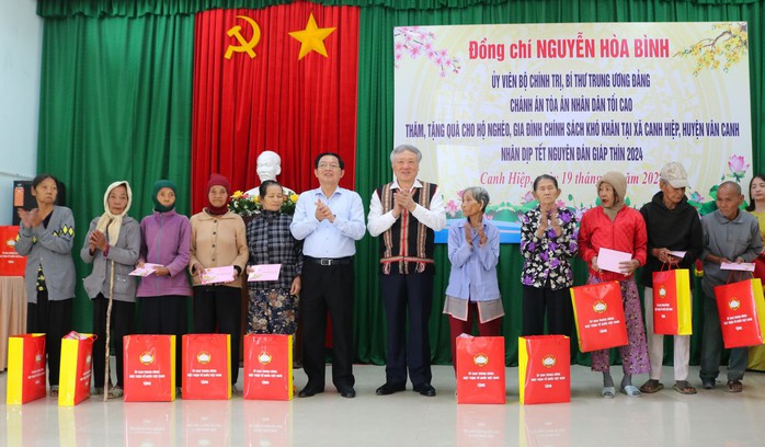 Chánh án TAND tối cao Nguyễn Hòa Bình tặng quà người dân Bình Định- Ảnh 2. Chánh án TAND tối cao Nguyễn Hòa Bình tặng quà người dân Bình Định- Ảnh 2.