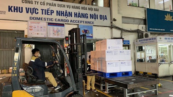 Tiếp nhận lô vắc xin tại Nội Bài_1 Tiếp nhận lô vắc xin tại Nội Bài_1