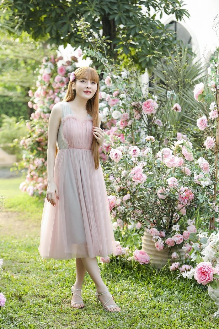 Cháu gái NSUT Kim Tiểu Long, ca sĩ Saka đính chính chuyện kết hôn
- Ảnh 1. Cháu gái NSUT Kim Tiểu Long, ca sĩ Saka đính chính chuyện kết hôn
- Ảnh 1.