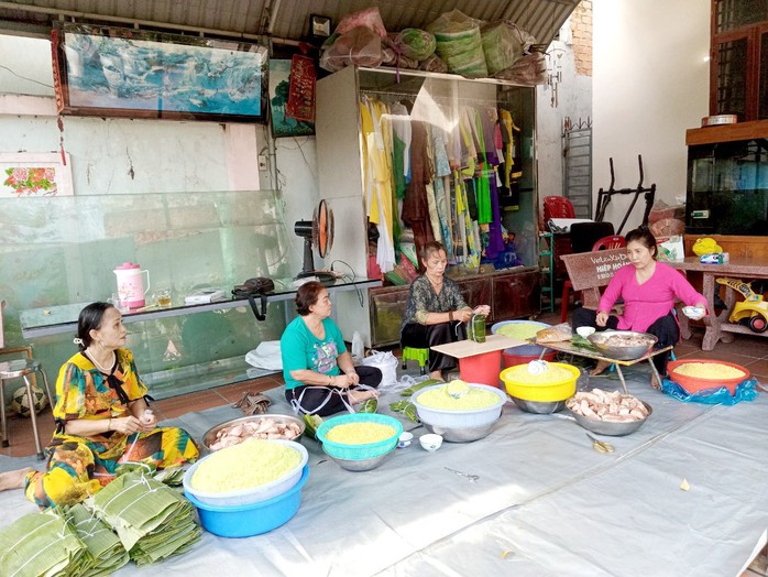 Chủ nhà trọ gói cả trăm đòn bánh tét tặng công nhân ở trọ- Ảnh 2.
