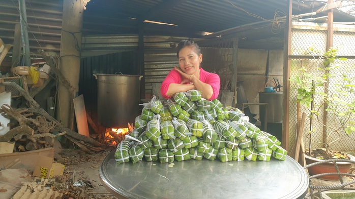 Chủ nhà trọ gói cả trăm đòn bánh tét tặng công nhân ở trọ- Ảnh 5.