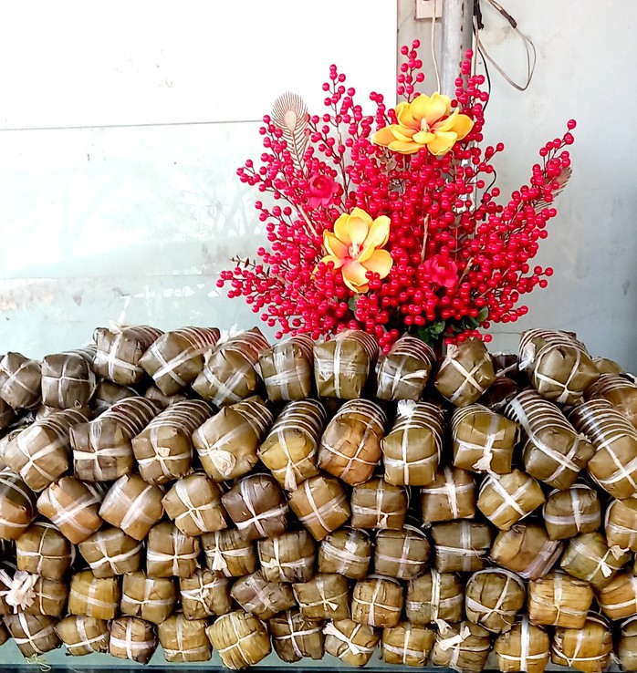 Chủ nhà trọ gói cả trăm đòn bánh tét tặng công nhân ở trọ- Ảnh 7.