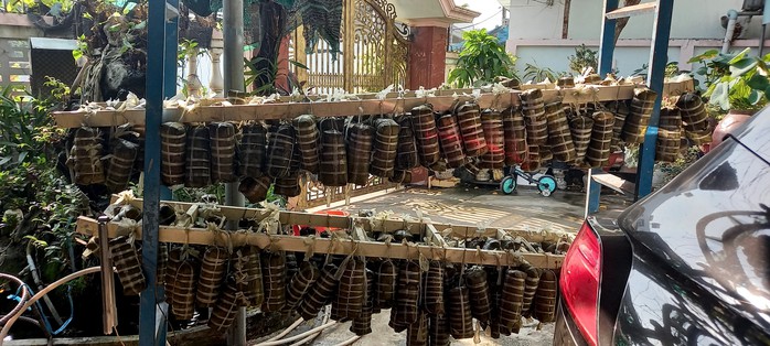 Chủ nhà trọ gói cả trăm đòn bánh tét tặng công nhân ở trọ- Ảnh 8.