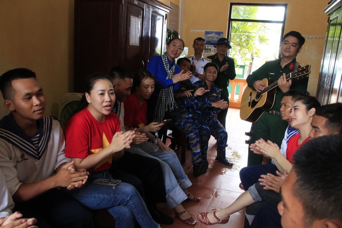 Đoàn Văn công Quân khu 7: Mùa xuân nâng bước quân hành- Ảnh 1. Đoàn Văn công Quân khu 7: Mùa xuân nâng bước quân hành- Ảnh 1.