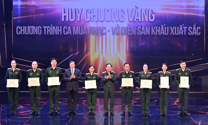 Đoàn Văn công Quân khu 7: Mùa xuân nâng bước quân hành- Ảnh 7. Đoàn Văn công Quân khu 7: Mùa xuân nâng bước quân hành- Ảnh 7.