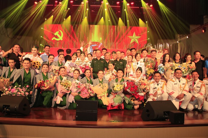 Đoàn Văn công Quân khu 7: Mùa xuân nâng bước quân hành- Ảnh 8. Đoàn Văn công Quân khu 7: Mùa xuân nâng bước quân hành- Ảnh 8.