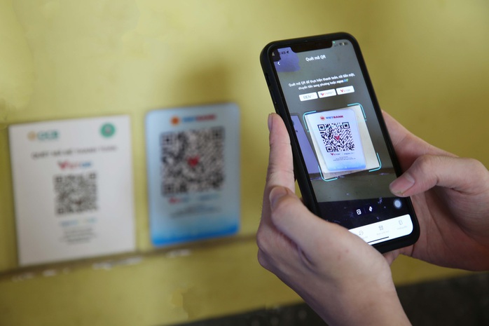 Người dùng cần lưu ý nguồn mã QR và cẩn thận để phát hiện các dấu hiệu giả mạo.Ảnh: Hoàng Triều Người dùng cần lưu ý nguồn mã QR và cẩn thận để phát hiện các dấu hiệu giả mạo.Ảnh: Hoàng Triều