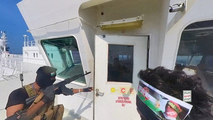 Các tay súng Houthi mở cửa buồng lái trên boong mọ tàu hàng ở Biển Đỏ hồi cuối tháng 11 năm ngoái Ảnh: REUTERS Các tay súng Houthi mở cửa buồng lái trên boong mọ tàu hàng ở Biển Đỏ hồi cuối tháng 11 năm ngoái Ảnh: REUTERS