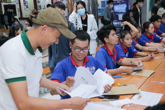 Thí sinh trúng tuyển vào Trường Đại học Công nghiệp TP HCM làm thủ tục nhập học năm 2023ẢNH: HUY LÂN Thí sinh trúng tuyển vào Trường Đại học Công nghiệp TP HCM làm thủ tục nhập học năm 2023ẢNH: HUY LÂN
