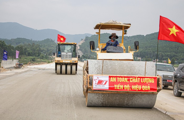 Lực lượng thi công khẩn trương hoàn thành đường cao tốc Bắc - Nam đoạn Diễn Châu - Bãi Vọt.Ảnh: ĐÌNH QUANG Lực lượng thi công khẩn trương hoàn thành đường cao tốc Bắc - Nam đoạn Diễn Châu - Bãi Vọt.Ảnh: ĐÌNH QUANG
