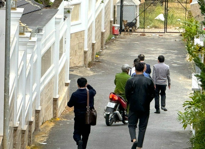 Công an và các đơn vị liên quan vào nhà ông Trần Văn Hiệp Công an và các đơn vị liên quan vào nhà ông Trần Văn Hiệp