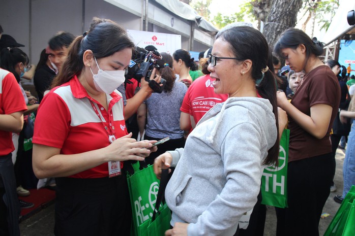 Nhiều siêu thị tại TP HCM có nhu cầu tuyển dụng hàng ngàn lao động thời vụ phục vụ bán hàng Tết Nhiều siêu thị tại TP HCM có nhu cầu tuyển dụng hàng ngàn lao động thời vụ phục vụ bán hàng Tết