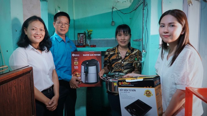 Chị Tô Thị Phương (thứ 2 từ phải sang) được tặng “Mái ấm Công đoàn” và “Góc bếp yêu thương” Chị Tô Thị Phương (thứ 2 từ phải sang) được tặng “Mái ấm Công đoàn” và “Góc bếp yêu thương”