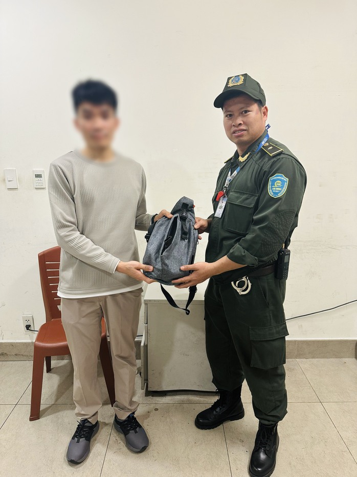 Anh Bùi Văn Tình trao trả chiếc túi quan trọng cho anh V.V.K