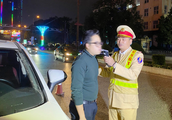 Hàng trăm trường hợp vi phạm nồng độ cồn Tết dương lịch 2024- Ảnh 1. Hàng trăm trường hợp vi phạm nồng độ cồn Tết dương lịch 2024- Ảnh 1.
