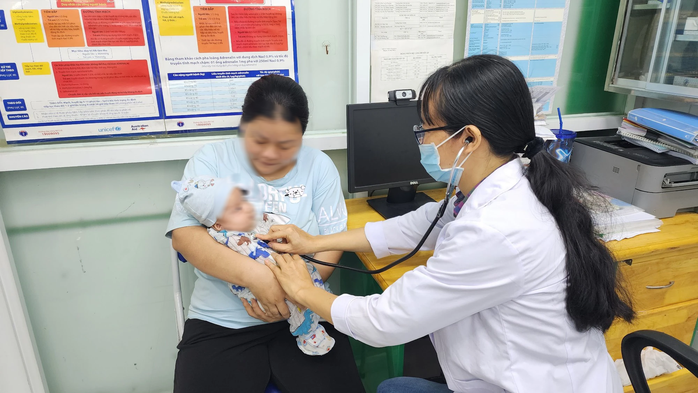 Trẻ được tiêm vắc-xin miễn phí 5 trong 1 sau nhiều tháng chờ đợi- Ảnh 2. Trẻ được tiêm vắc-xin miễn phí 5 trong 1 sau nhiều tháng chờ đợi- Ảnh 2.