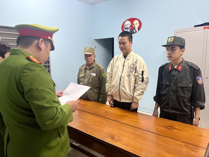 Lộ diện kẻ cầm đầu đường dây cá độ bóng đá 176 tỉ đồng - Ảnh 1. Công an bắt giữ đối tượng Hoàng Anh Luân, kẻ cầm đầu đường dây cá độ bóng đá qua mạng.