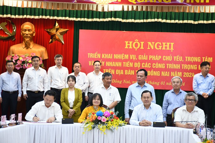 Lần đầu Đồng Nai ký kết giao ước thi đua giải ngân vốn đầu tư công và thu ngân sách- Ảnh 1. Lần đầu Đồng Nai ký kết giao ước thi đua giải ngân vốn đầu tư công và thu ngân sách- Ảnh 1.
