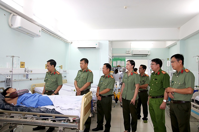 CLIP: Bắt giam kẻ ngông cuồng cầm dao chém công an- Ảnh 1. CLIP: Bắt giam kẻ ngông cuồng cầm dao chém công an- Ảnh 1.