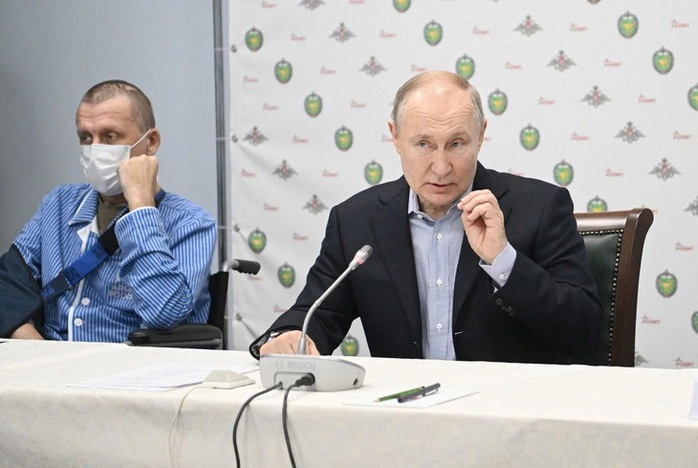 Tổng thống Nga Vladimir Putin gặp gỡ các quân nhân khi ông đến thăm Bệnh viện lâm sàng quân đội AA Vishnevsky của Bộ Quốc phòng Nga ở ngoại ô Moscow, Nga, ngày 1-1. Ảnh: Reuters Tổng thống Nga Vladimir Putin gặp gỡ các quân nhân khi ông đến thăm Bệnh viện lâm sàng quân đội AA Vishnevsky của Bộ Quốc phòng Nga ở ngoại ô Moscow, Nga, ngày 1-1. Ảnh: Reuters