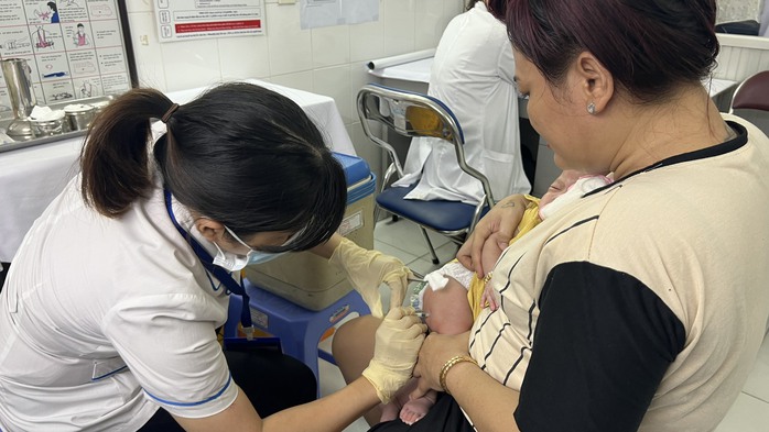 Trẻ được tiêm vắc-xin miễn phí 5 trong 1 sau nhiều tháng chờ đợi- Ảnh 1. Trẻ được tiêm vắc-xin miễn phí 5 trong 1 sau nhiều tháng chờ đợi- Ảnh 1.