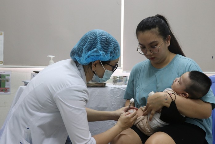 Trẻ được tiêm vắc-xin miễn phí 5 trong 1 sau nhiều tháng chờ đợi- Ảnh 3. Trẻ được tiêm vắc-xin miễn phí 5 trong 1 sau nhiều tháng chờ đợi- Ảnh 3.