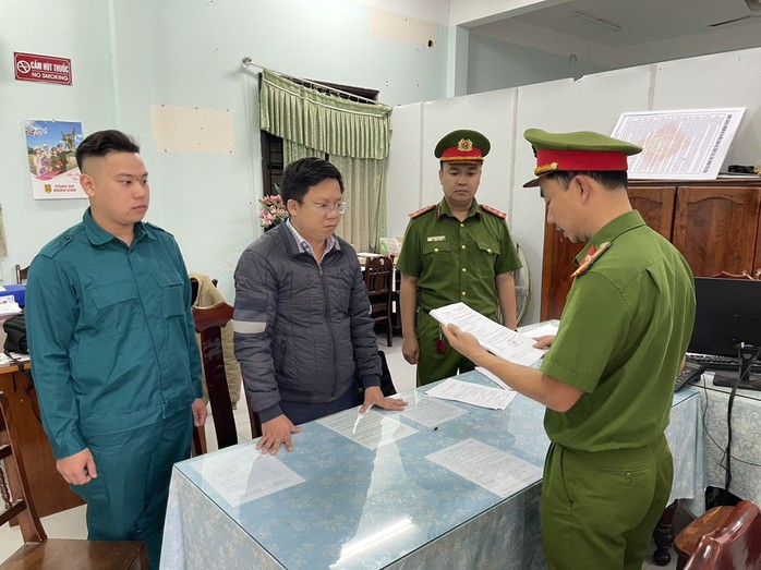 Bắt nguyên giám đốc phòng giao dịch ngân hàng ở Quảng Nam- Ảnh 1. Bắt nguyên giám đốc phòng giao dịch ngân hàng ở Quảng Nam- Ảnh 1.