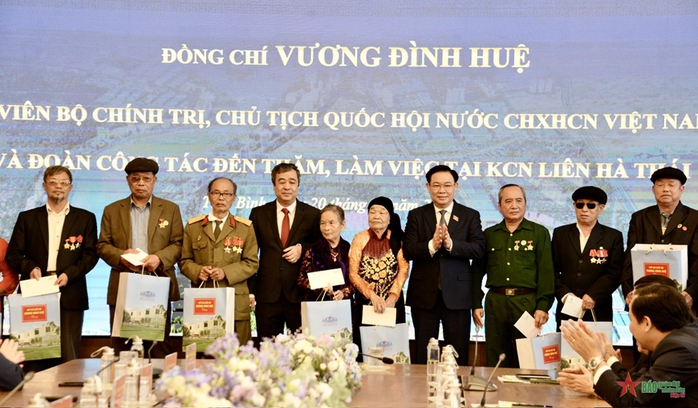 Chủ tịch Quốc hội Vương Đình Huệ tặng quà người lao động, gia đình chính sách- Ảnh 1. Chủ tịch Quốc hội Vương Đình Huệ tặng quà người lao động, gia đình chính sách- Ảnh 1.