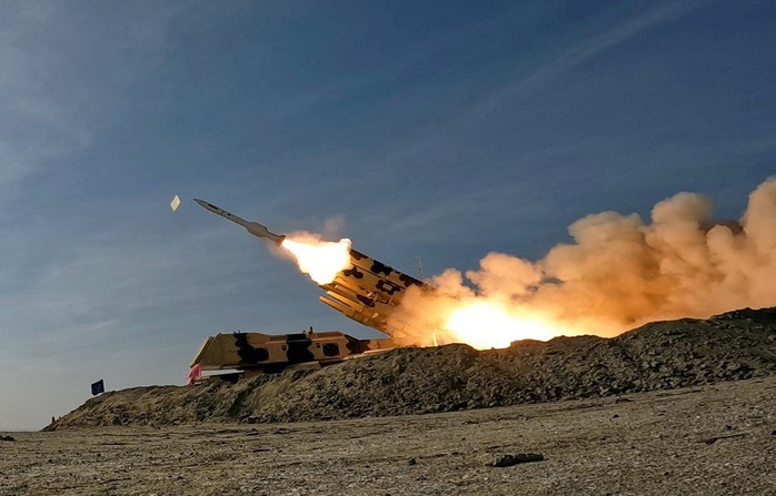 Tên lửa được phóng trong một cuộc tập trận quân sự ở phía Nam Iran hôm 19-1 Ảnh: REUTERS Tên lửa được phóng trong một cuộc tập trận quân sự ở phía Nam Iran hôm 19-1 Ảnh: REUTERS
