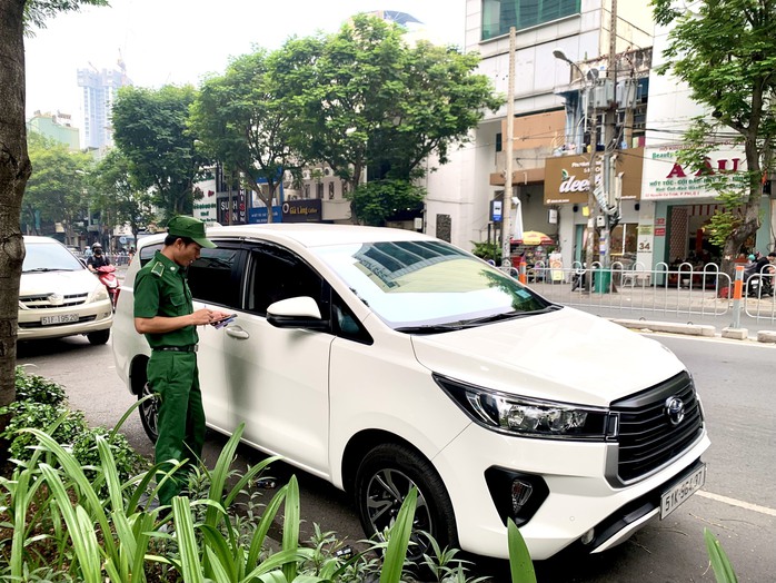 Nhân viên thu phí hướng dẫn người dân đậu xe ở lòng đường trên đường Nguyễn Cư Trinh, quận 1, TP HCMẢnh: ÁI MY Nhân viên thu phí hướng dẫn người dân đậu xe ở lòng đường trên đường Nguyễn Cư Trinh, quận 1, TP HCMẢnh: ÁI MY