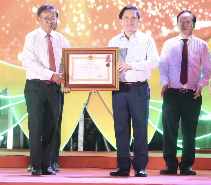 Ông Nguyễn Hữu Hiệp (bìa trái) - Bí thư Thành ủy Thủ Đức - thay mặt Đảng bộ, chính quyền và nhân dân thành phố nhận Huân chương Lao động hạng ba của Chủ tịch nước Ông Nguyễn Hữu Hiệp (bìa trái) - Bí thư Thành ủy Thủ Đức - thay mặt Đảng bộ, chính quyền và nhân dân thành phố nhận Huân chương Lao động hạng ba của Chủ tịch nước