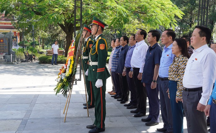 Đoàn công tác của Quốc hội tặng quà, chúc Tết tại Quảng Trị- Ảnh 4. Đoàn công tác của Quốc hội tặng quà, chúc Tết tại Quảng Trị- Ảnh 4.