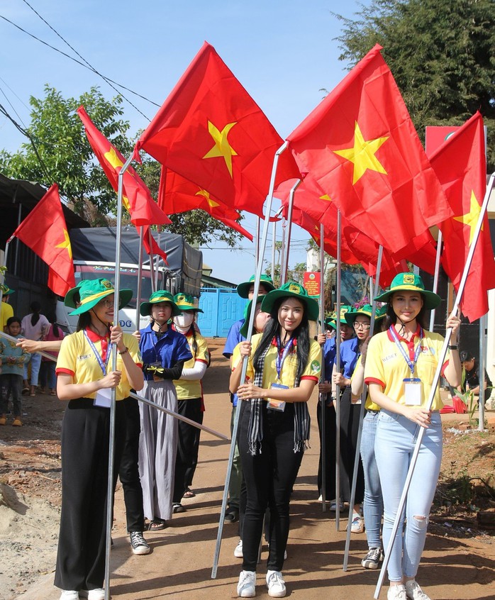 Tặng 2.000 lá cờ Tổ quốc- Ảnh 1. Tặng 2.000 lá cờ Tổ quốc- Ảnh 1.