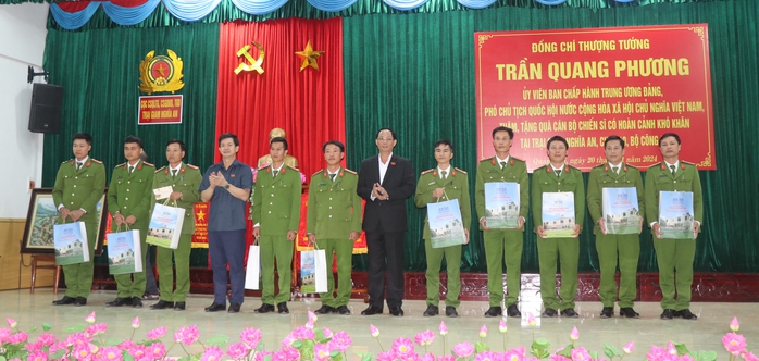 Đoàn công tác của Quốc hội tặng quà, chúc Tết tại Quảng Trị- Ảnh 3. Đoàn công tác của Quốc hội tặng quà, chúc Tết tại Quảng Trị- Ảnh 3.
