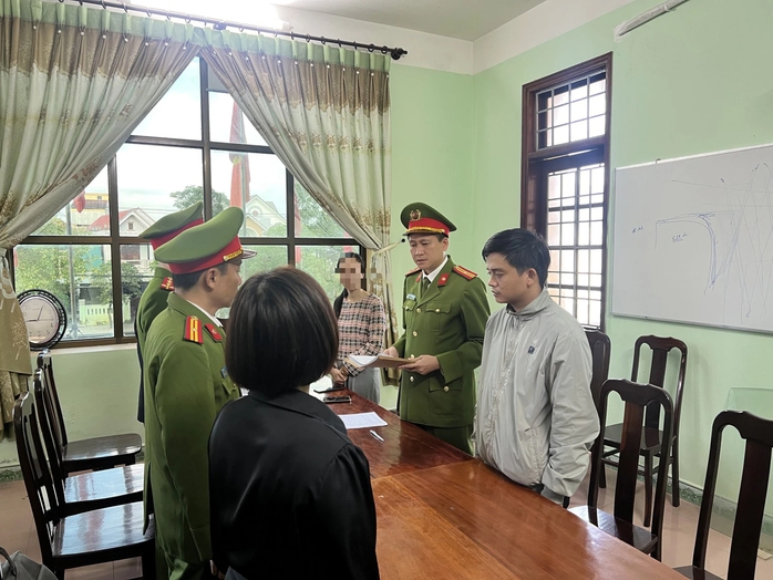 Gây hậu quả nghiêm trọng, một cán bộ văn phòng đăng ký đất đai bị bắt
- Ảnh 1. Gây hậu quả nghiêm trọng, một cán bộ văn phòng đăng ký đất đai bị bắt
- Ảnh 1.