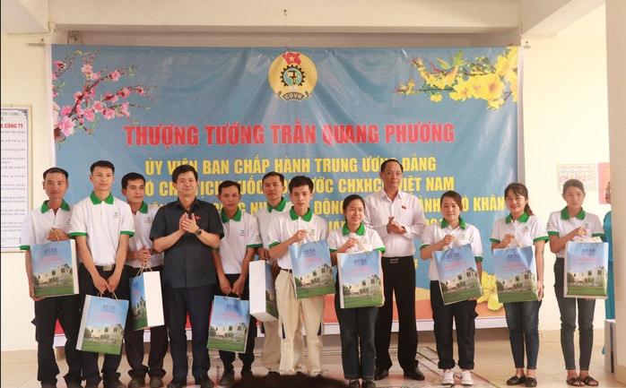 Đoàn công tác của Quốc hội tặng quà, chúc Tết tại Quảng Trị- Ảnh 2. Đoàn công tác của Quốc hội tặng quà, chúc Tết tại Quảng Trị- Ảnh 2.
