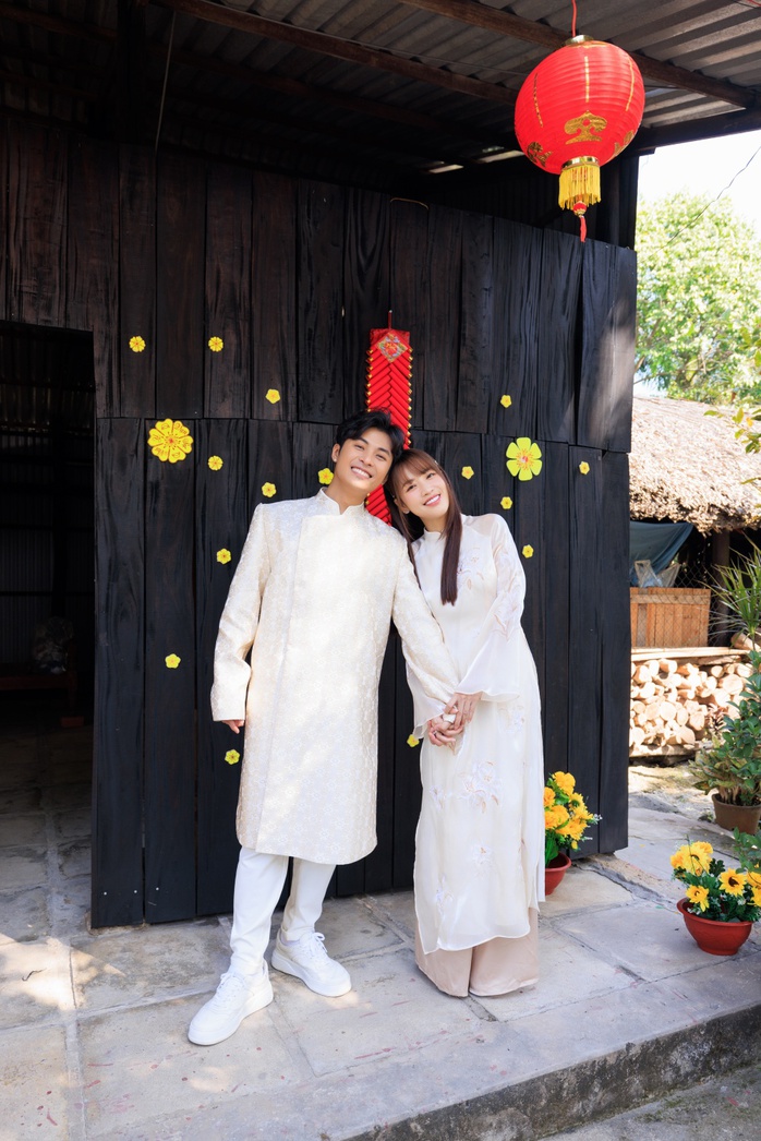 Thu Trang - Tiến Luật chuẩn bị gởi "món quà" đến khán giả- Ảnh 8. Thu Trang - Tiến Luật chuẩn bị gởi "món quà" đến khán giả- Ảnh 8.
