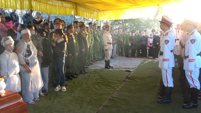Tiễn biệt phó trưởng công an phường bị đâm tử vong khi làm nhiệm vụ- Ảnh 1. Tiễn biệt phó trưởng công an phường bị đâm tử vong khi làm nhiệm vụ- Ảnh 1.