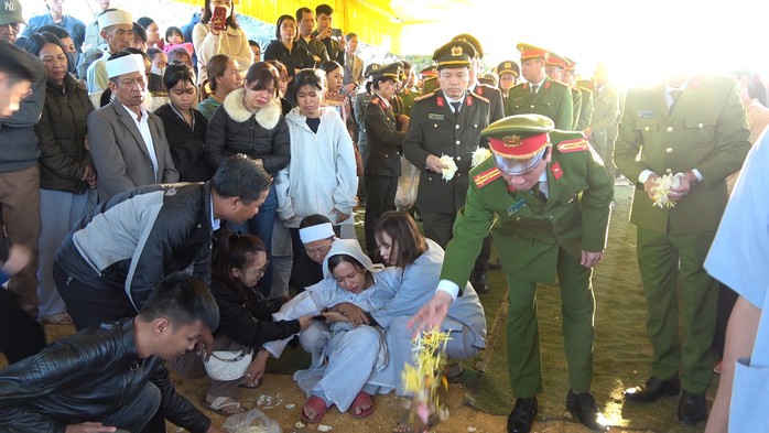 Tiễn biệt phó trưởng công an phường bị đâm tử vong khi làm nhiệm vụ- Ảnh 3. Tiễn biệt phó trưởng công an phường bị đâm tử vong khi làm nhiệm vụ- Ảnh 3.