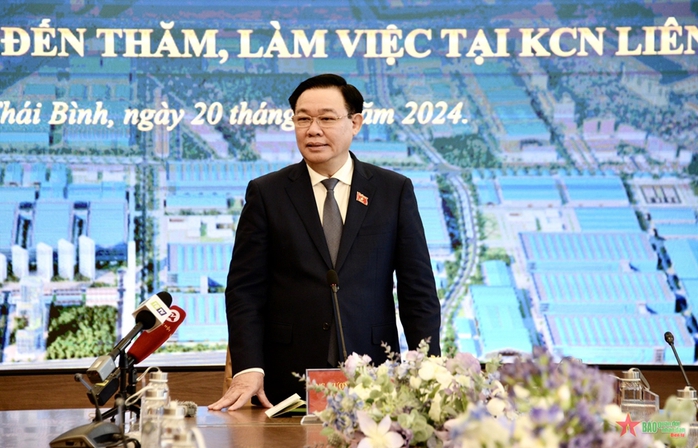 Chủ tịch Quốc hội Vương Đình Huệ tặng quà người lao động, gia đình chính sách- Ảnh 3. Chủ tịch Quốc hội Vương Đình Huệ tặng quà người lao động, gia đình chính sách- Ảnh 3.