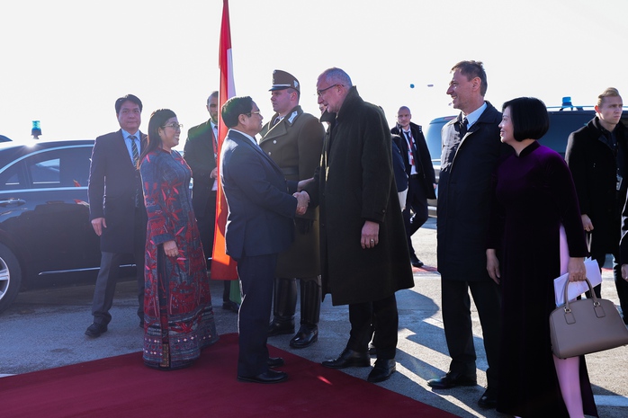 Thủ tướng thăm Trung tâm thương mại Thăng Long ở Hungary- Ảnh 8. Thủ tướng thăm Trung tâm thương mại Thăng Long ở Hungary- Ảnh 8.