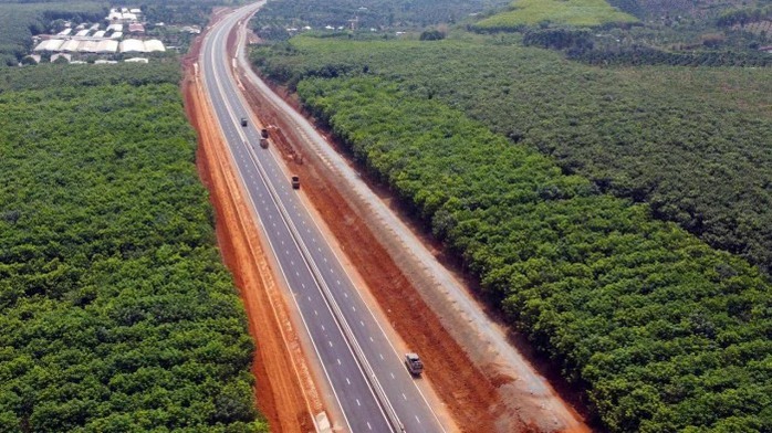 Một đoạn cao tốc đã hoàn thiện như một dải lụa vắt ngang qua những vạt rừng cây cao su xanh hút tầm mắt đoạn qua huyện Cẩm Mỹ (Đồng Nai)