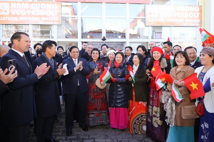 Thủ tướng thăm Trung tâm thương mại Thăng Long ở Hungary- Ảnh 3. Thủ tướng thăm Trung tâm thương mại Thăng Long ở Hungary- Ảnh 3.