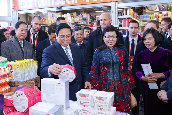 Thủ tướng thăm Trung tâm thương mại Thăng Long ở Hungary- Ảnh 6. Thủ tướng thăm Trung tâm thương mại Thăng Long ở Hungary- Ảnh 6.