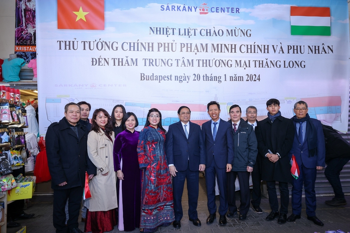 Thủ tướng thăm Trung tâm thương mại Thăng Long ở Hungary- Ảnh 4. Thủ tướng thăm Trung tâm thương mại Thăng Long ở Hungary- Ảnh 4.