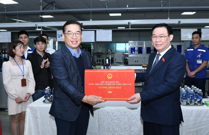 Chủ tịch Quốc hội Vương Đình Huệ tặng quà người lao động, gia đình chính sách- Ảnh 2. Chủ tịch Quốc hội Vương Đình Huệ tặng quà người lao động, gia đình chính sách- Ảnh 2.