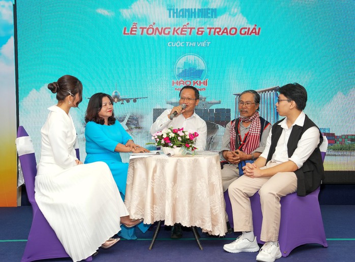 Hơn 500 bài viết về "Hào khí miền Đông"- Ảnh 3. Hơn 500 bài viết về "Hào khí miền Đông"- Ảnh 3.